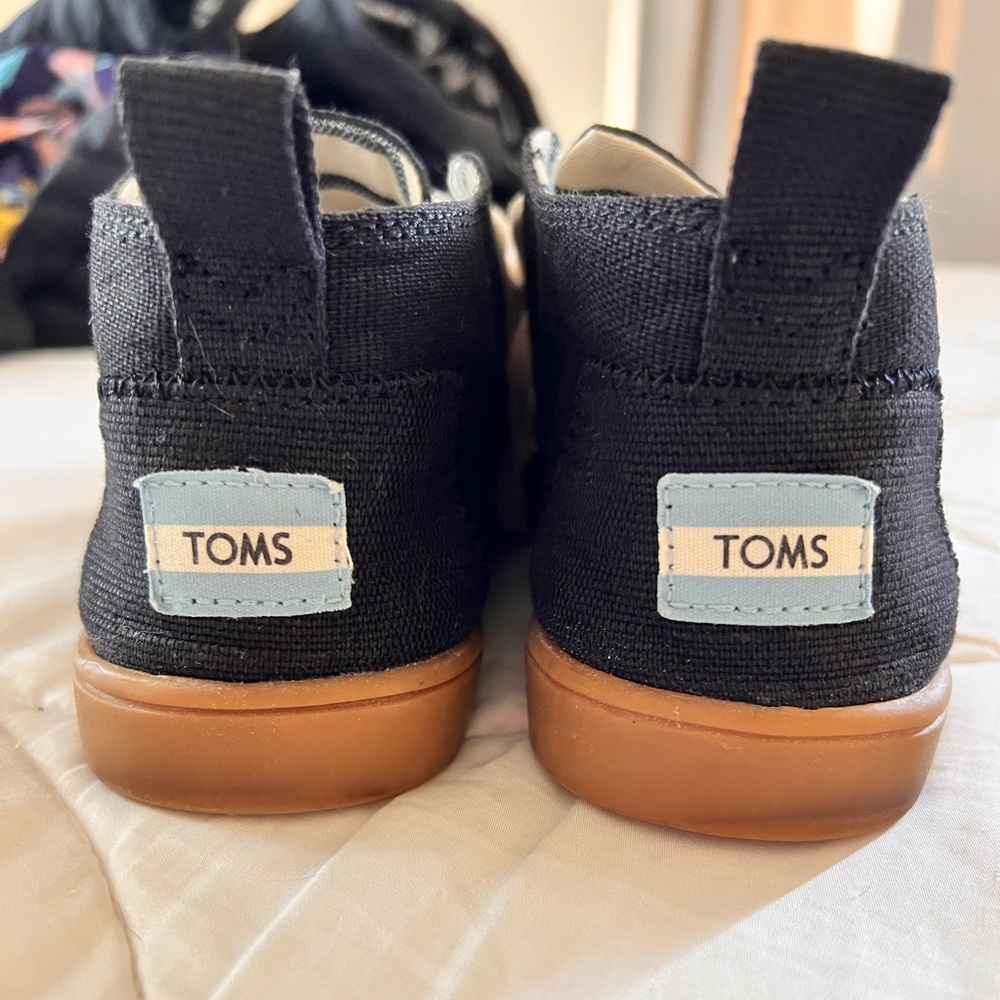 Tom’s canvas sneakers, women’s size 8